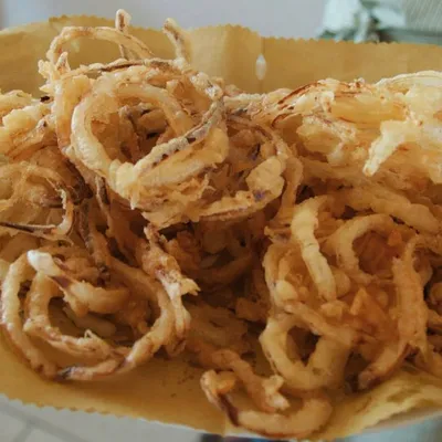 Cipolle fritte croccanti: Il perfetto antipasto