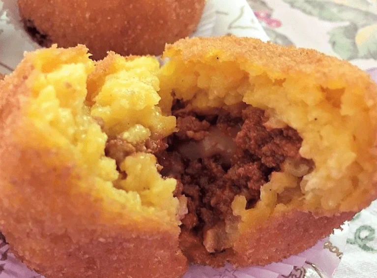 Arancine alla carne: Il gusto della Sicilia in un boccone Arancine alla carne: Il gusto della Sicilia in un boccone