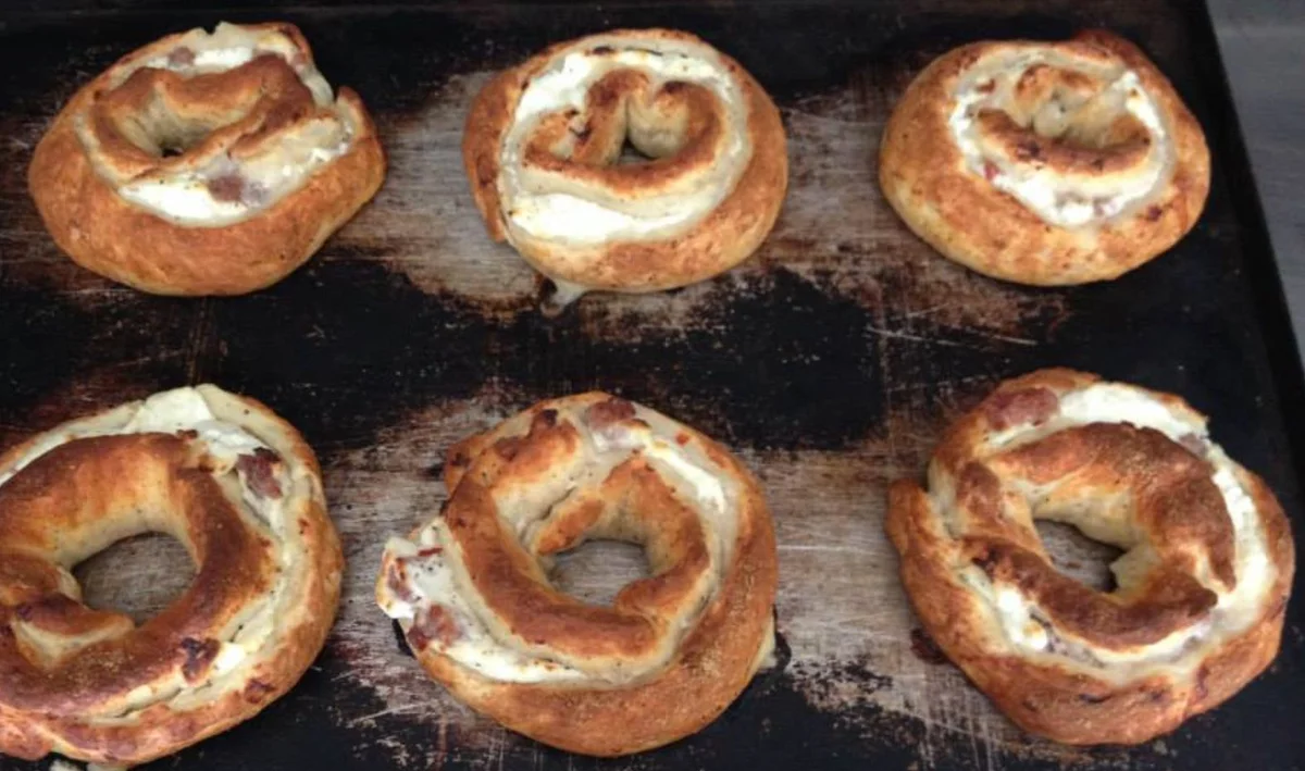 Cucciḍḍatu scaniatu di Scicli con ricotta e salsiccia