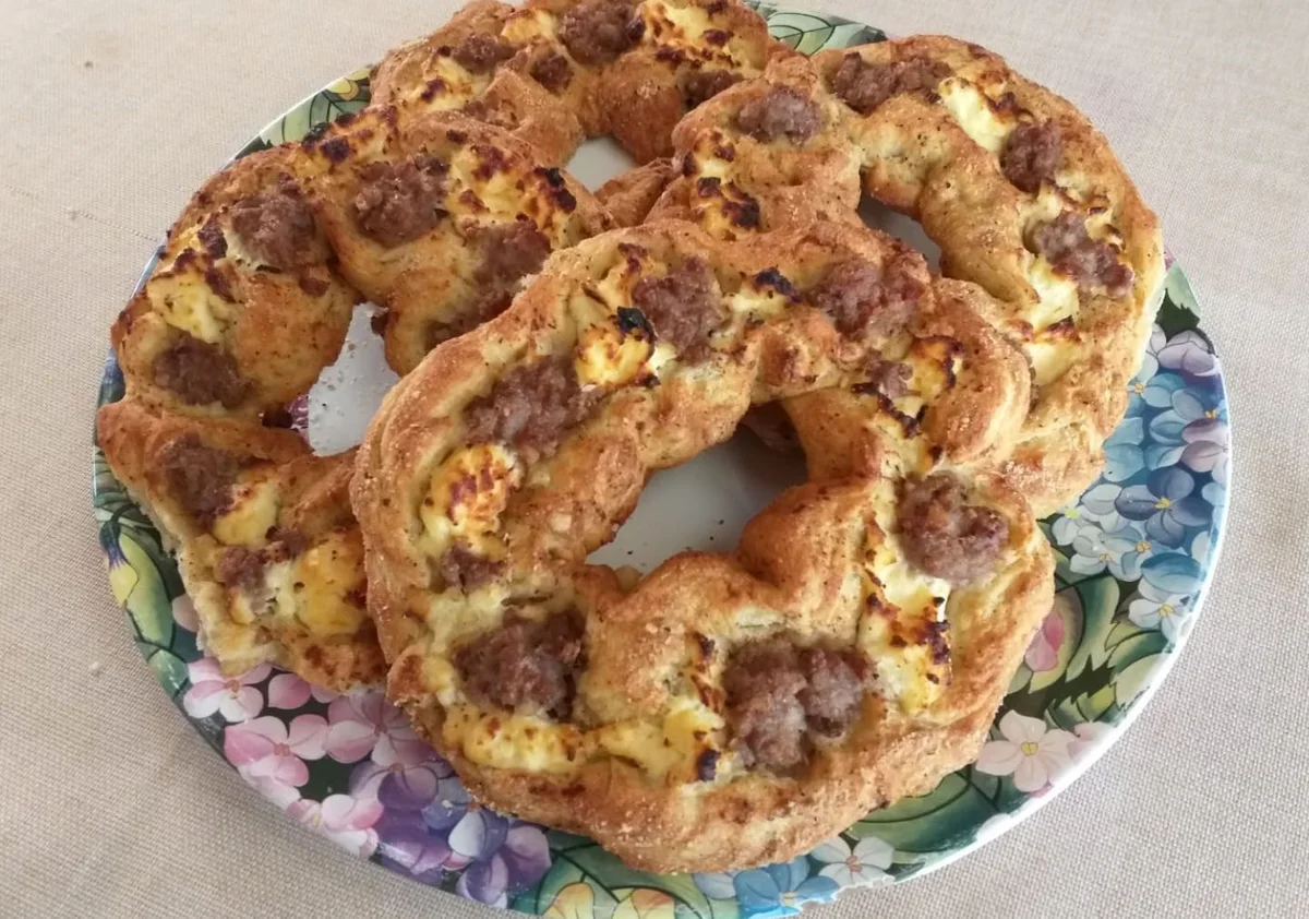 Cucciḍḍatu scaniatu di Scicli con salsiccia