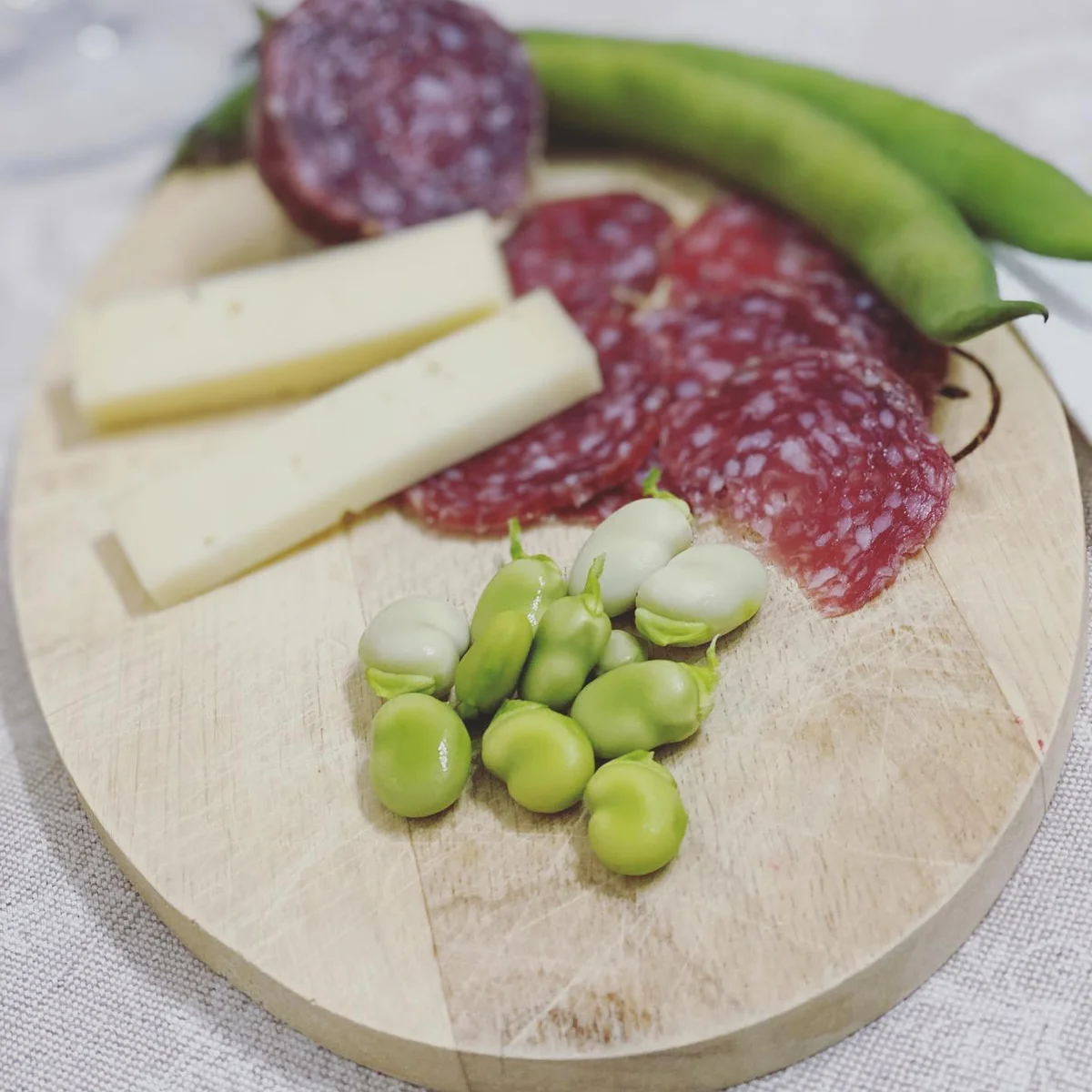 Fave fresche con pecorino e salame Fave fresche con pecorino e salame