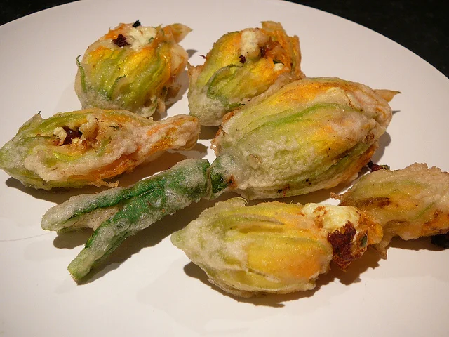 Fiori di zucca fritti: Un antipasto delizioso col cuore di tuma Fiori di zucca fritti: Un antipasto delizioso col cuore di tuma