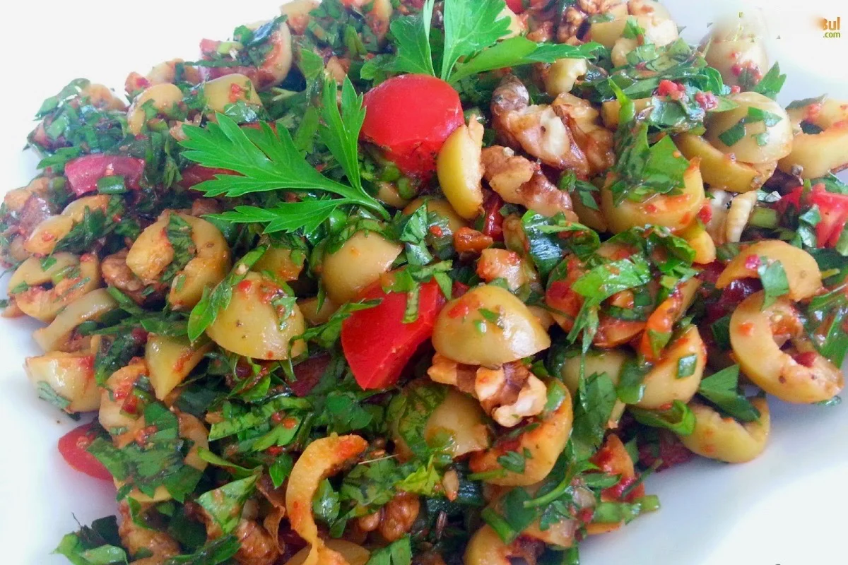 Insalata di olive verdi schiacciate: Ricetta autentica siciliana Insalata di olive verdi schiacciate: Ricetta autentica siciliana