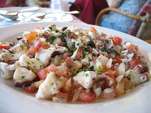Esplorando i sapori del mare: Ricetta dell'insalata di polpo siciliana Esplorando i sapori del mare: Ricetta dell'insalata di polpo siciliana