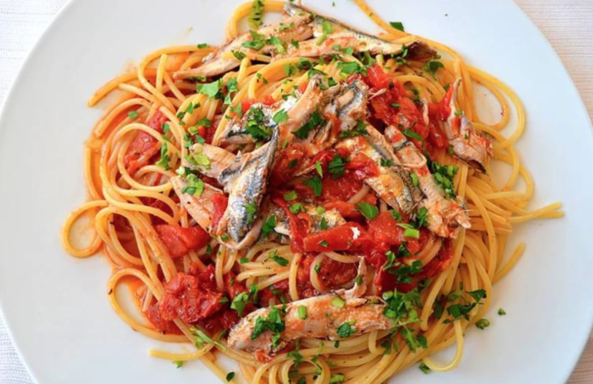 Pasta con il ragù di alici Pasta con il ragù di alici