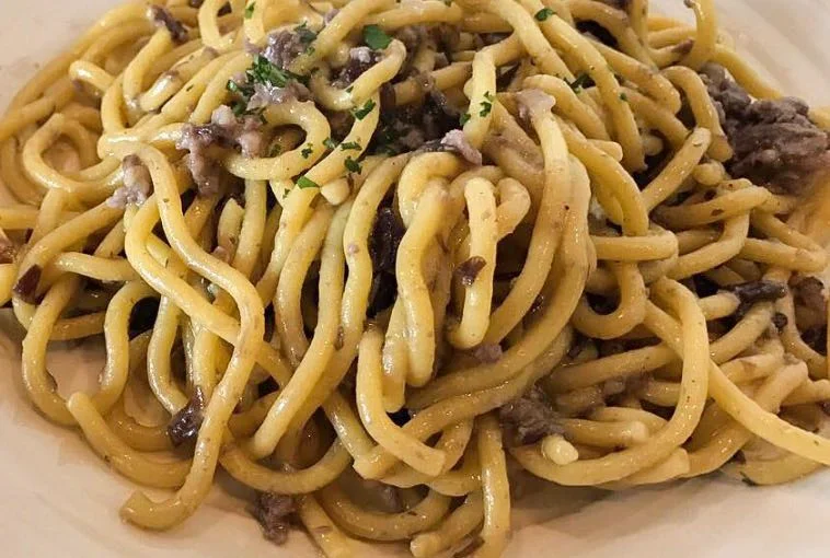 Pasta con radicchio e salsiccia