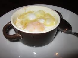 Uova al tegamino con mozzarella