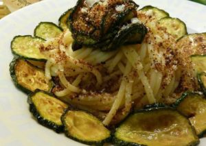 Pasta con la zucchina fritta