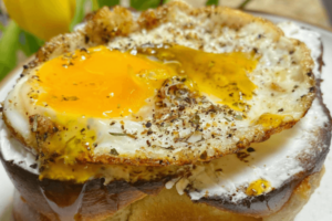 Uova su canapé di ricotta