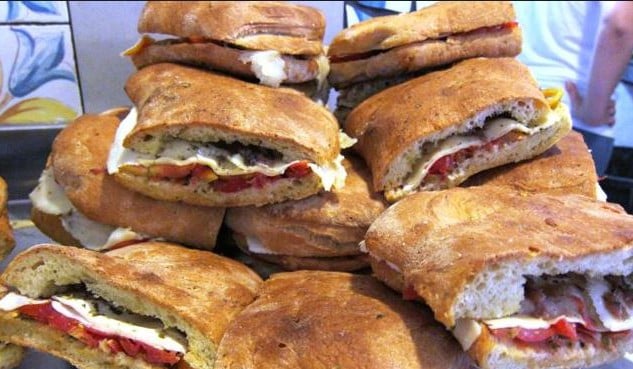 Focaccia condita siciliana