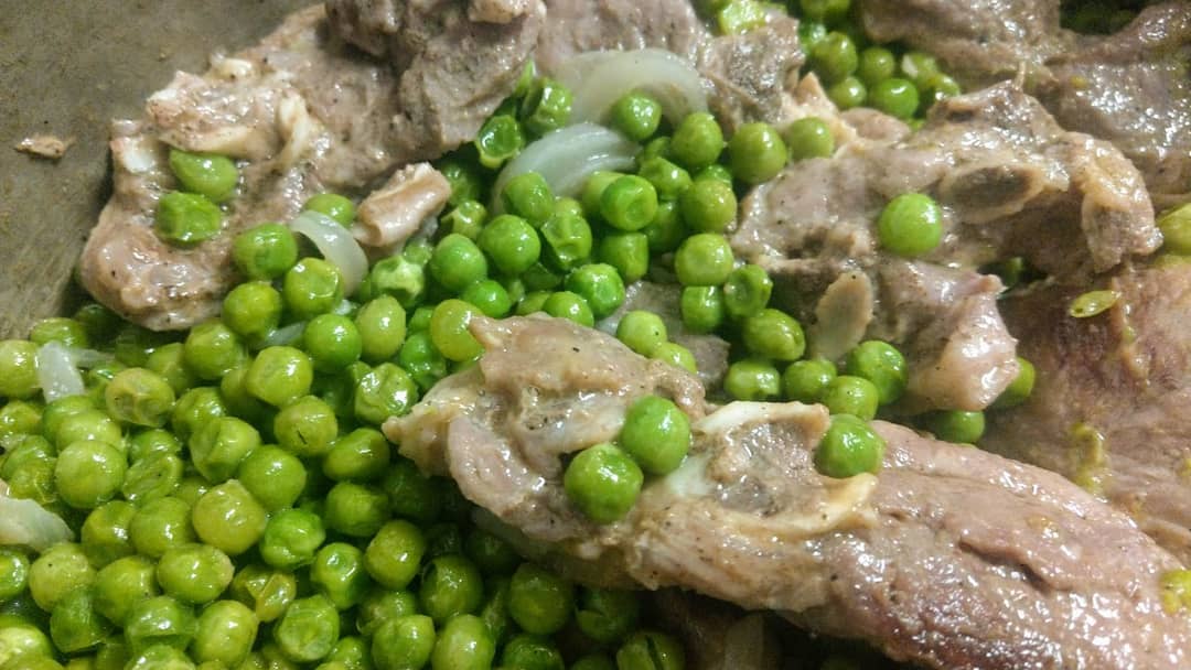Agnello con piselli