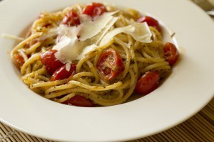 Spaghetti con acciughe e pomodorini