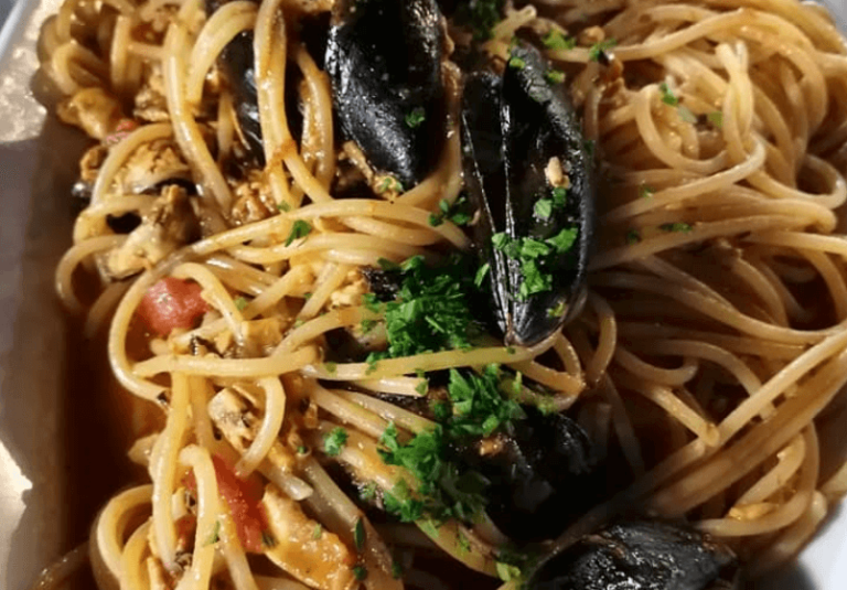 Pasta con cozze, vongole e muddica atturrata