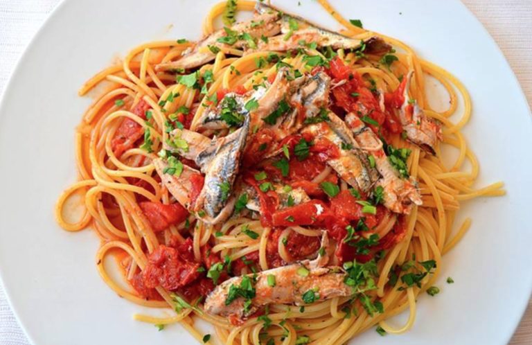 Pasta con il ragù di alici