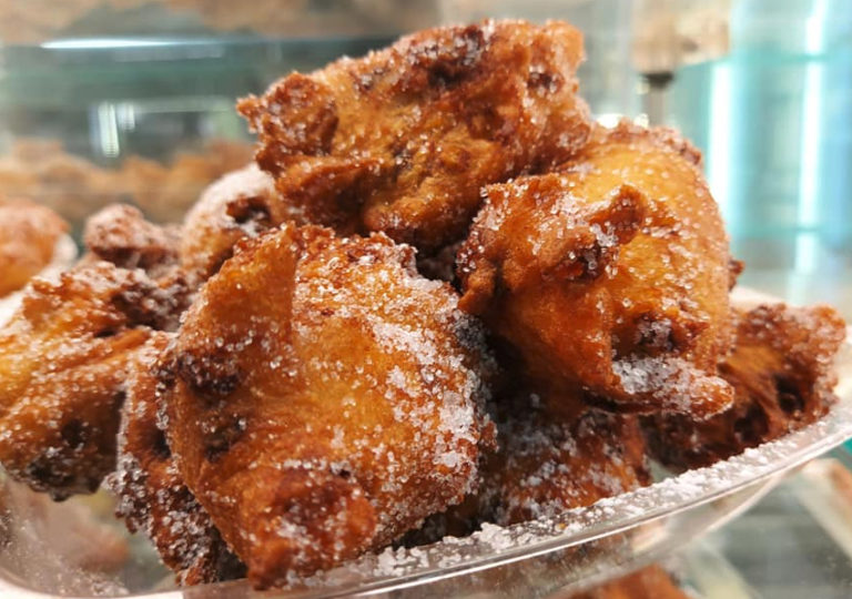 Frittelle con uvetta e semi di finocchio