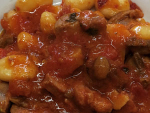 Gnocchi con funghi porcini e salsiccia