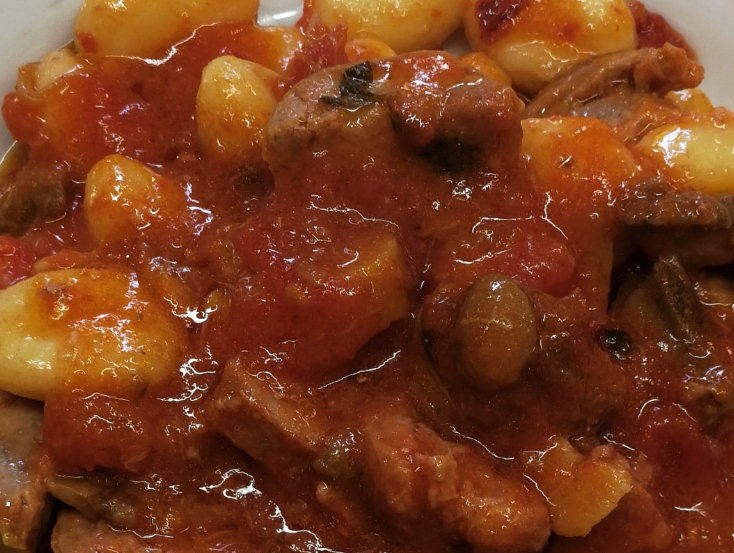 Gnocchi con funghi porcini e salsiccia