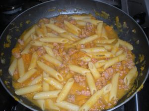 Pasta con zucca e salsiccia