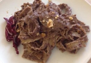 Reginette al pesto di radicchio e noci