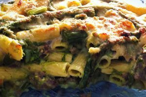 Pasta al forno con asparagi e salsiccia
