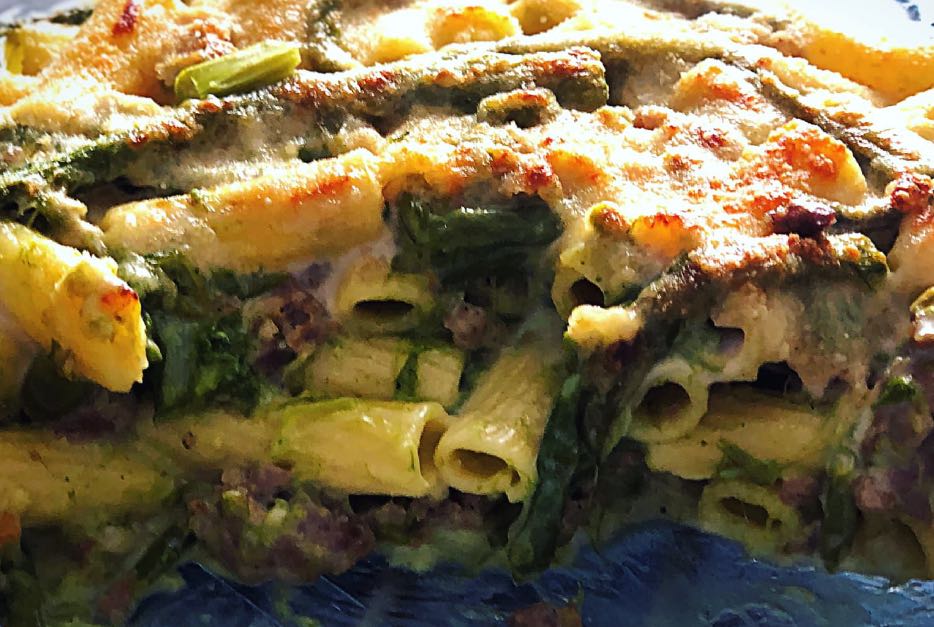 Pasta al forno con asparagi e salsiccia
