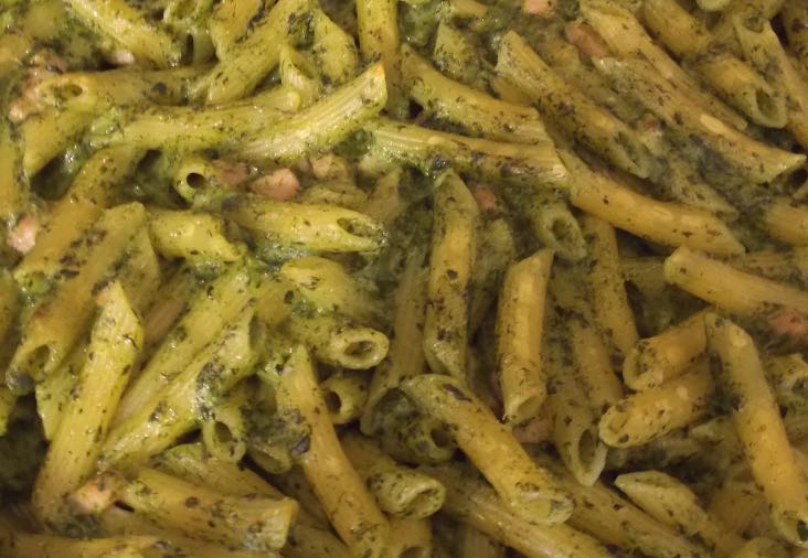 Pasta al pesto di spinaci, ricotta e pancetta
