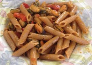 Pasta con cozze, zafferano e pomodoro Pachino
