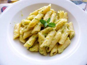 Pasta con crema di zucchine e capperi