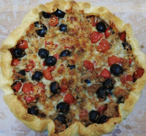Torta salata con pomodorini, tonno e olive