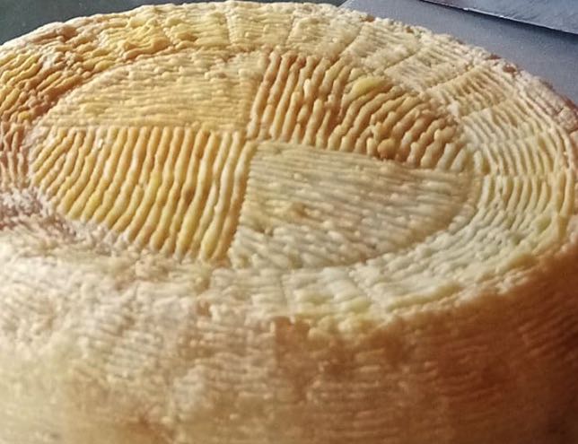 Formaggio canestrato siciliano