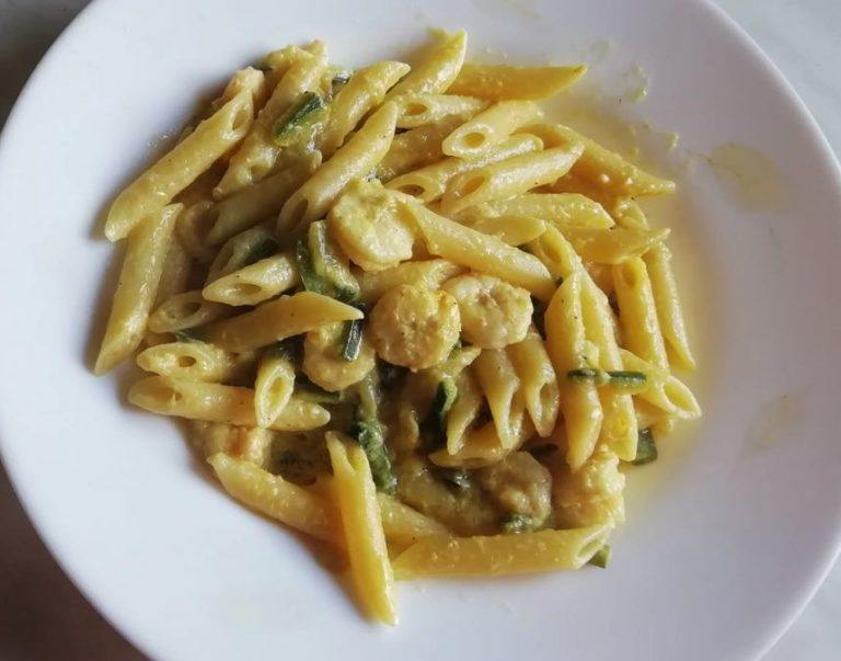 Pasta con gamberetti, zucchine e zafferano